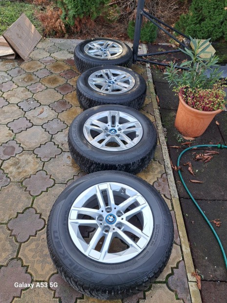 BMW gyári alufelni 4 évszakos gumikkal eladó.