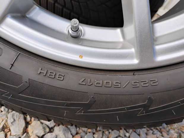 BMW gyári alufelni új gumival!