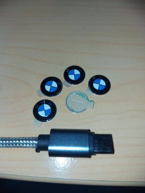 BMW gyári minőségű 1cm fém öntapadós jel kulcsra telefon tokra 2500Ft