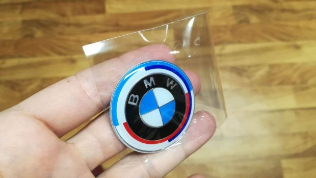 BMW jubleumi kormnykzp emblma