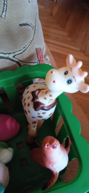Baba sípoló gumi játékok eladók + műanyag kosár