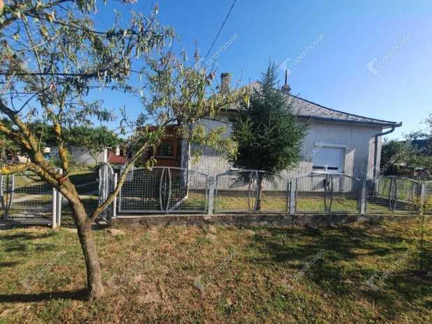 Bab�cs�n elad� csal�di h�z mell�k�p�letekkel, ak�r gazd�lkod�sra is