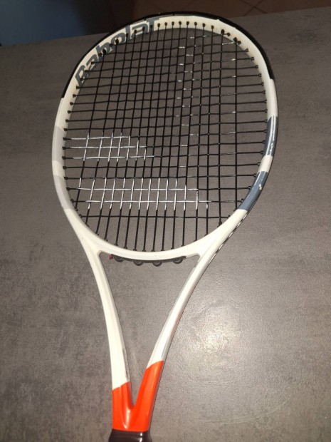 Babolat Pure Strike teniszt 