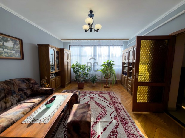 B�bonyi b�rcen elad� egy �T szob�s, nagycsal�dnak val� ingatlan!