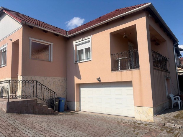 B�bonyib�rcen szigetelt, fel�j�tott csal�di h�z, dupla gar�zzsal Elad�