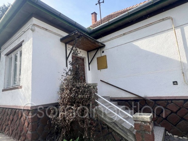 Bab�t - �sszkomfortos 2 szoba nappalis h�z elad�