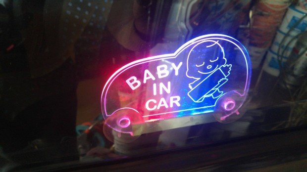 Baby in Car LED ledes vilgit tbla tapad korongos Baba az autban