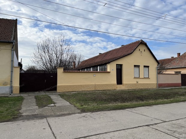 B�csalm�s k�zpontj�ban csal�di h�z elad�