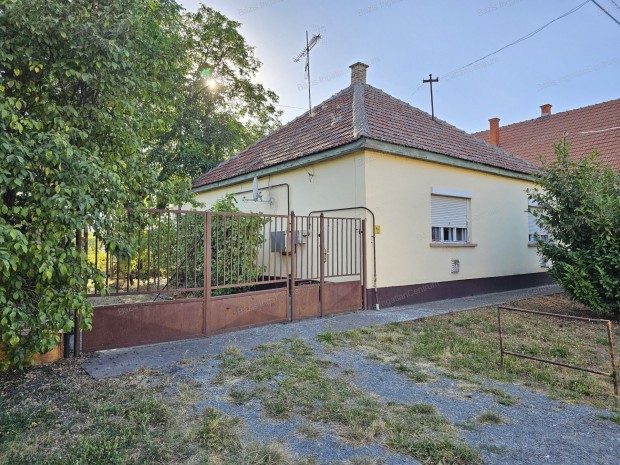 Bácsalmáson 2+1 szobás családi ház eladó