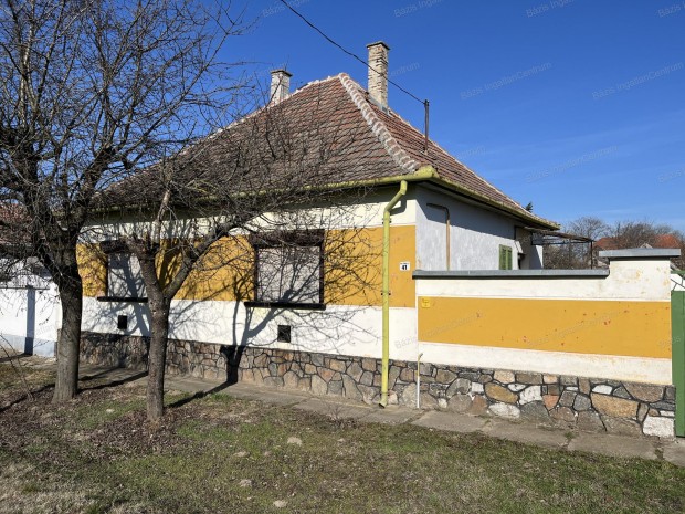 B�csalm�son 81 nm-es csal�di h�z elad�