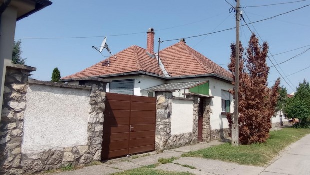 Baja 4 szobás tégla építésű felújítandó családi ház eladó