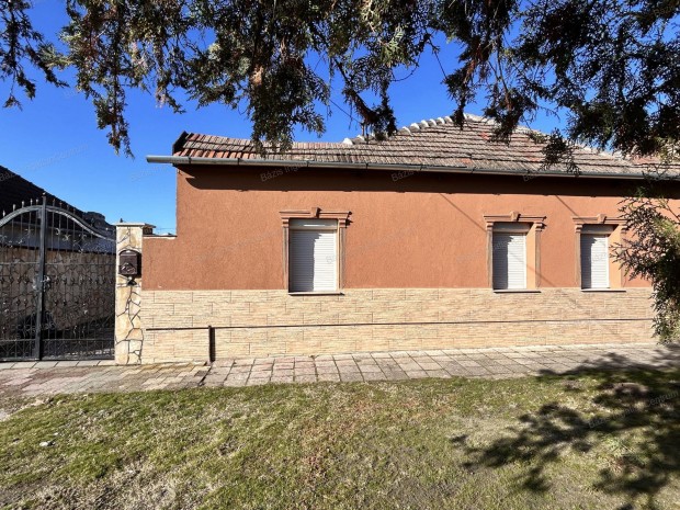 Baja J�zsefv�rosban elad� k�l�n bej�rat� h�zr�sz saj�t udvarral