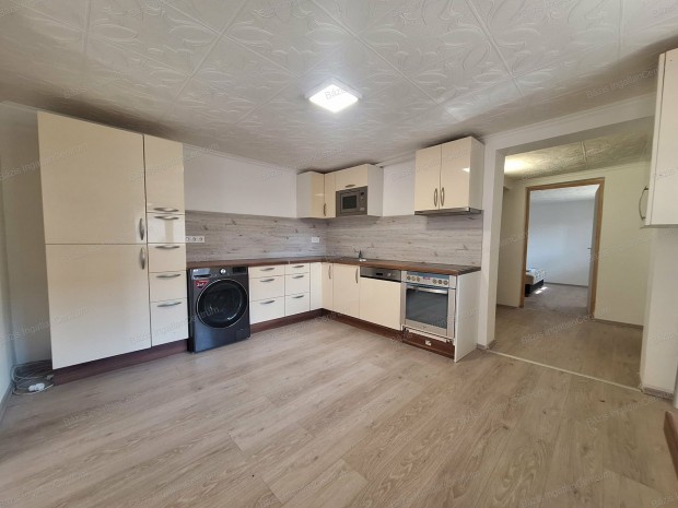 Baja J�zsefv�rosban elad� k�l�n lak�s saj�t udvarral