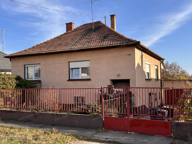 Baja R�kusv�ros, elad� k�tszintes, �zlethelyis�ggel rendelkez�