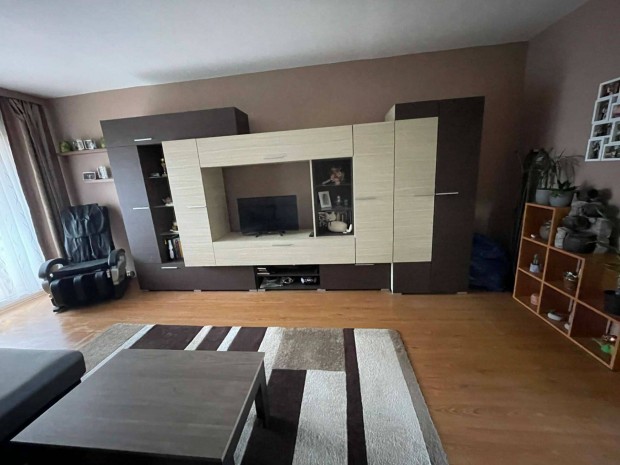 Baja - belv�ros k�zeli, b�torozott erk�lyes lak�s