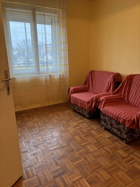 Baja alv�gi t�gla �p�t�s� els� emeleti 2 szob�s lak�s gar�zzsal elad�!