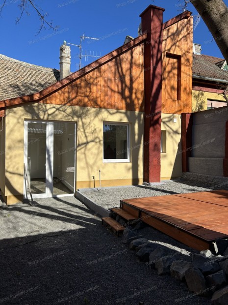 Baja belv�ros�ban elad� egy gy�ny�r�en fel�j�tott lak�s saj�t udvarral