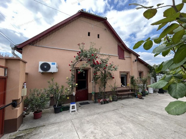 Baja j�zsefv�rosi r�sz�n elad� egy 95 nm-es csal�di h�z