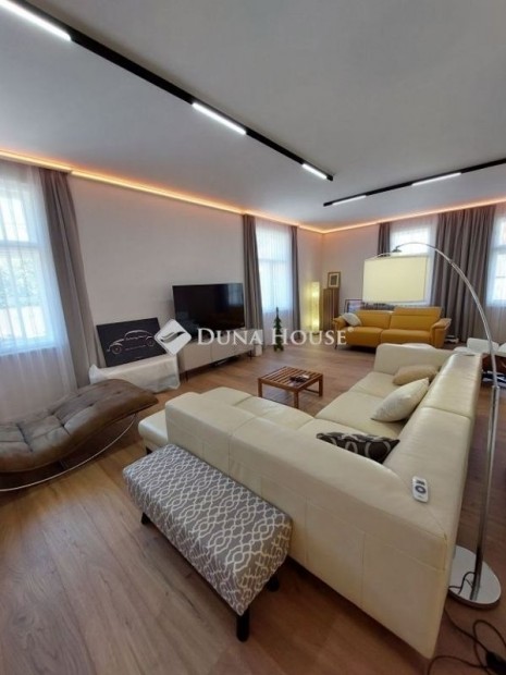 Bajai 121 nm-es lak�s elad�