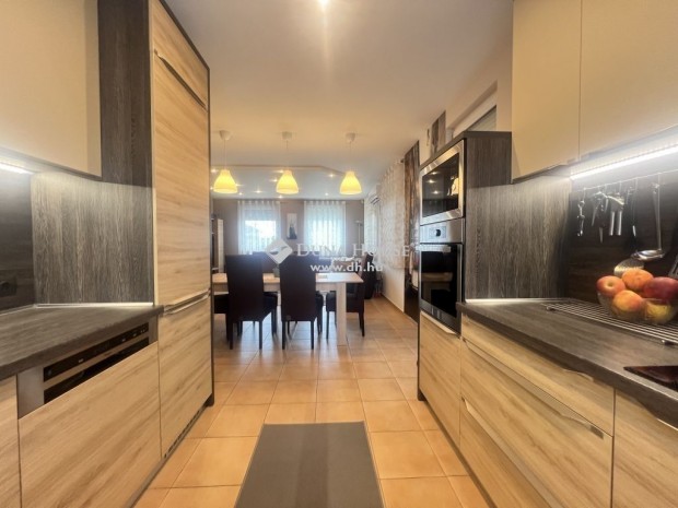 Bajai 134 nm-es h�z elad�