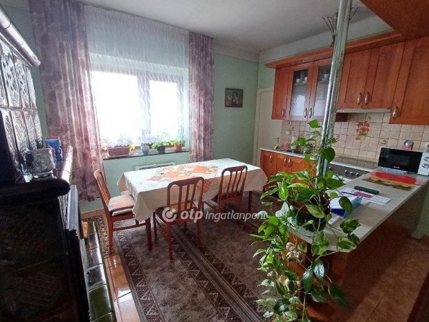 Bajai 140 nm-es h�z elad�