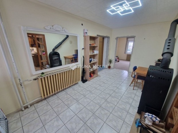 Bajai 152 nm-es h�z elad�