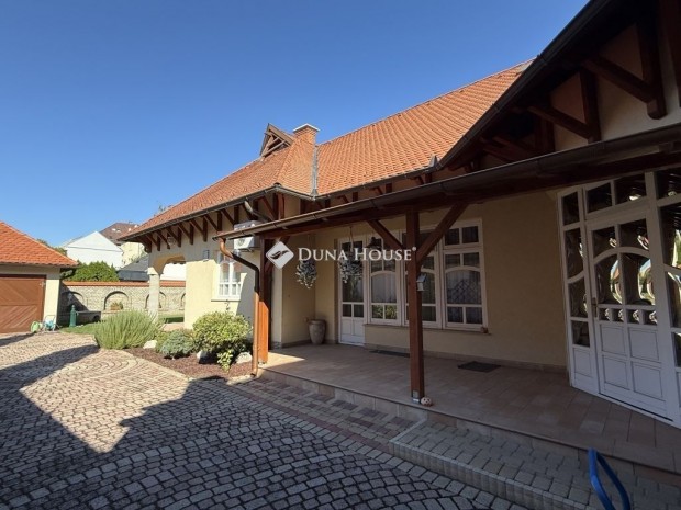 Bajai 188 nm-es h�z elad�