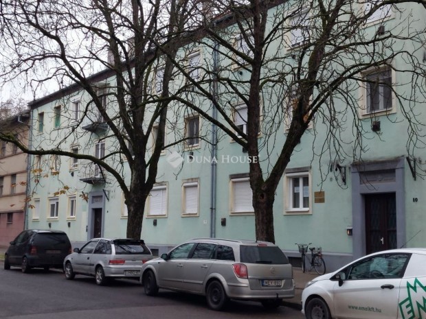 Bajai 35 nm-es lak�s elad�