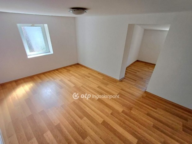 Bajai 62 nm-es h�z elad�