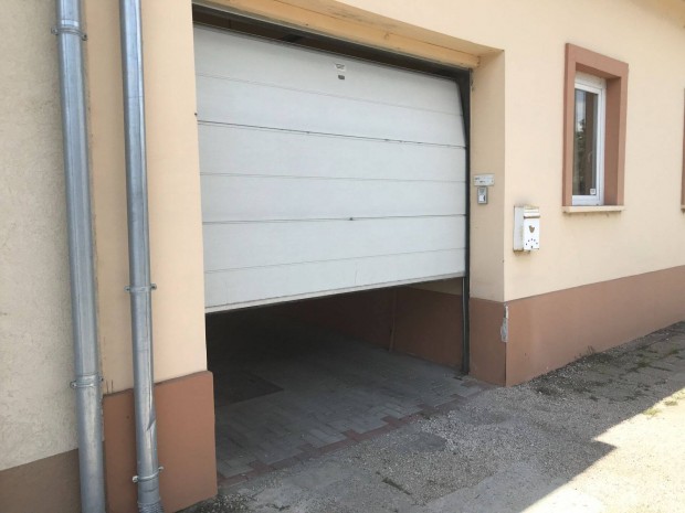 Baj�n belv�ros k�zeli csal�di h�z tulajt�l kiad�