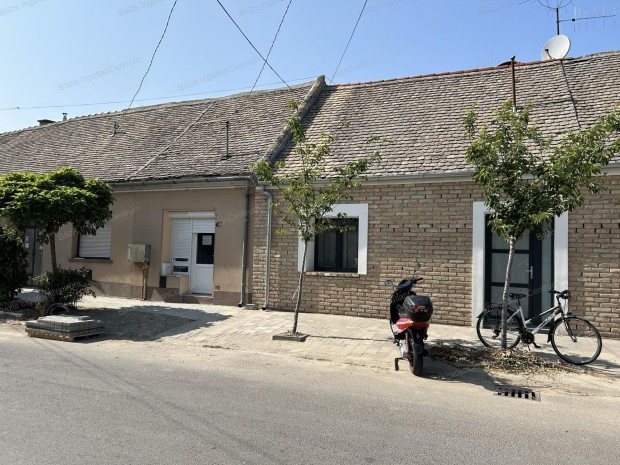 Baj�n belv�rosi h�zr�sz elad�