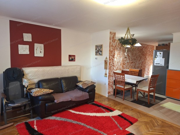 Baj�n k�t lakr�szb�l �ll� ingatlan elad�