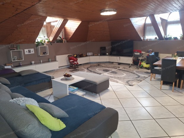 Baj�n t�bbc�l� ingatlan elad�