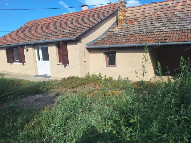 Bajaszentistv�non elad� egy fel�j�tott, 62 m-es csal�di h�z