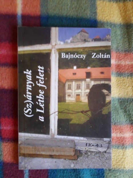 Bajnczy Zoltn: (Sz)rnyak a Lthe felett