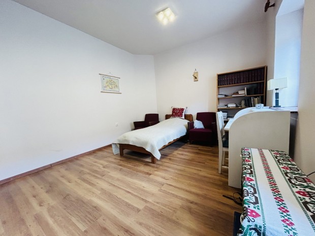 B�jos, fel�j�tott lak�s V�c belv�ros�ban  ide�lis befektet�s, p�r