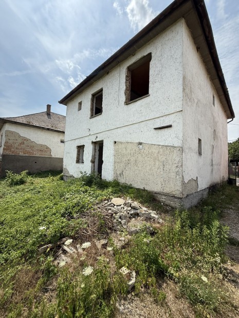 Baj�ton, a F� �ton fel�j�tand�, 2 szintes csal�di h�z elad�!