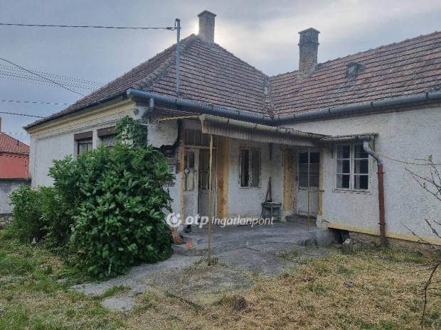 Bakony alján, Ugodon felújitandó családi ház eladó