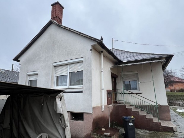 Bakonycsernyei 76 nm-es h�z elad�