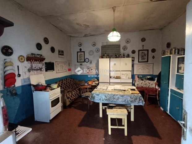 Bakonyszombathelyi 200 nm-es h�z elad�