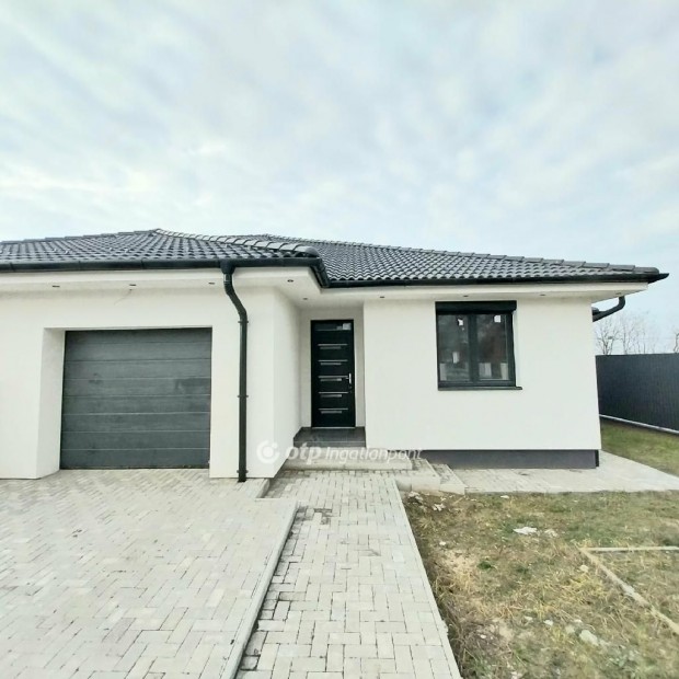 Baktal�r�nth�zai 165 nm-es h�z elad�