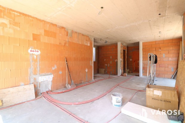 Bakt�i ikerh�z,min�s�gi szerkezetk�sz kivitelben.