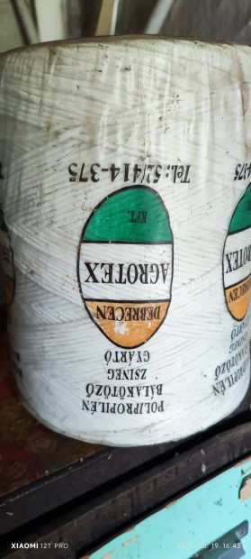 Bála kötöző madzag.