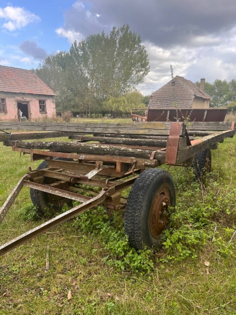 B�la sz�ll�t� p�tkocsik!