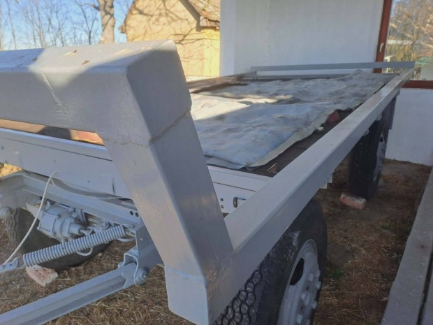 B�lasz�ll�t� p�tkocsi