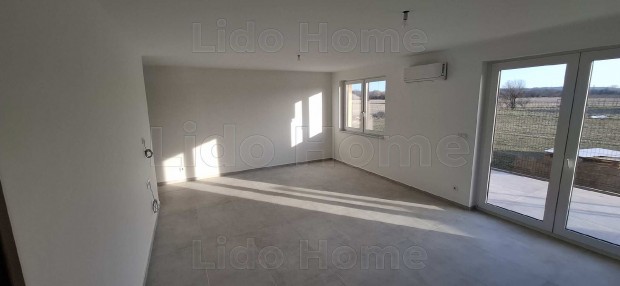 Balaton k�zeli modern nyaral� elad� Sz�nt�don!