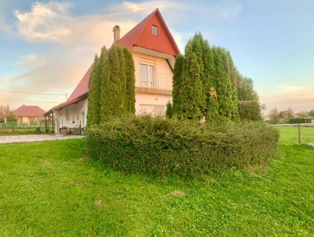 Balaton mellett faluban csaldi hz elad