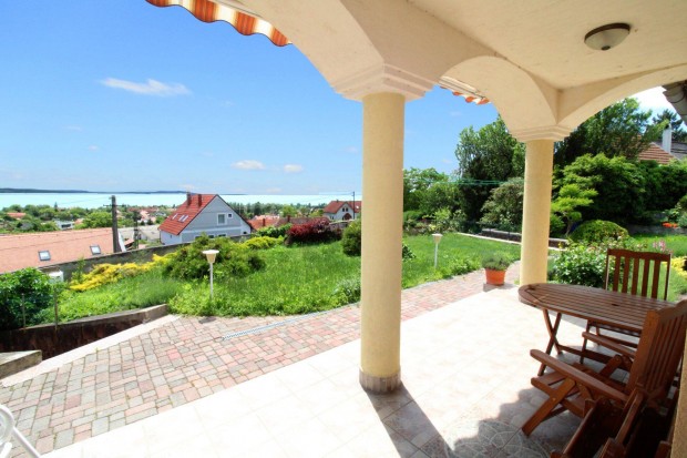 Balaton-panorámás családi ház medencével eladó