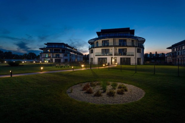 Balaton parti lak�s, v�llalkoz�ssal egy�tt elad�