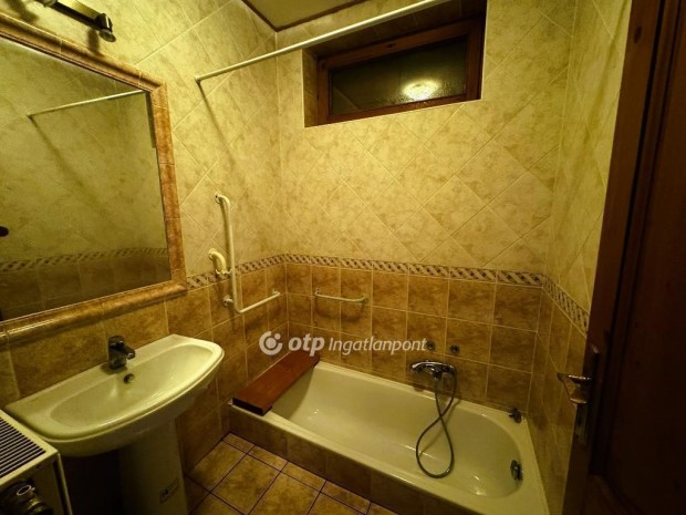 Balatonakarattyai 178 nm-es h�z elad�